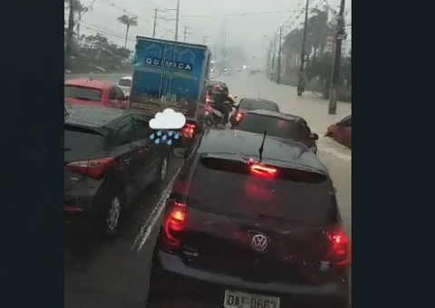 Avenida Torquato Tapajós vira rio durante forte chuva em Manaus; vídeo