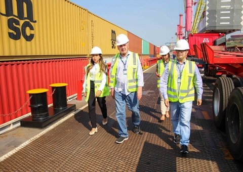 Seca extrema: insumos para abastecer indústria e comércio chegam a Manaus