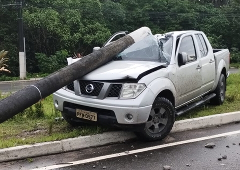 Casal fica ferido após picape derrubar poste durante chuva intensa em Manaus