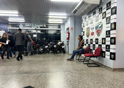 Mulher é presa ao tentar furtar R$ 5 mil em produtos do Supermercado Nova Era na Compensa