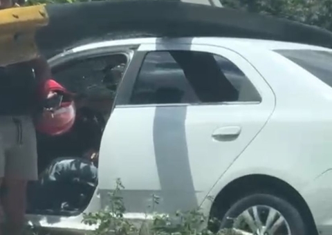 Vídeo: motorista fica preso às ferragens em acidente na Avenida das Torres