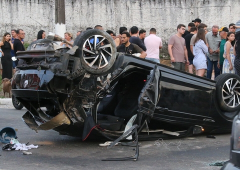 Veículos capotaram durante acidente provocado por racha na Av. do Turismo