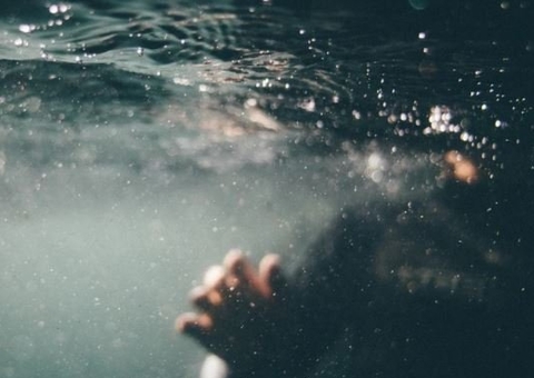 Criança de 4 anos morre após se afogar em piscina de abrigo em Manaus