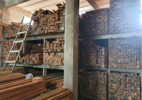 Homem é preso com mais de 70 metros cúbicos de madeira ilegal em Manaus