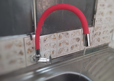 Moradores sofrem com falta de água após apagão em Manaus 