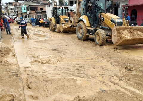 Moradores contabilizam prejuízos após rompimento de tubulação em Manaus