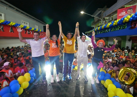 Caminhada de Marcelo Ramos e Mayra Dias arrasta multidão em Parintins