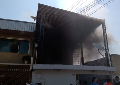 Incêndio atinge casa e deixa moradores desesperados em Manaus; vídeo
