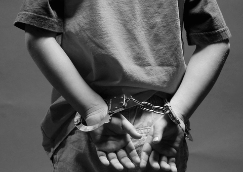 Homem é preso ao ser pego com arma caseira dentro de ônibus em Manaus