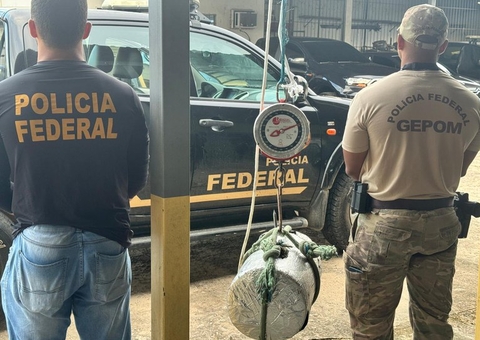 PF encontra 44 kg de drogas escondidas em motores de barco com destino a Manaus