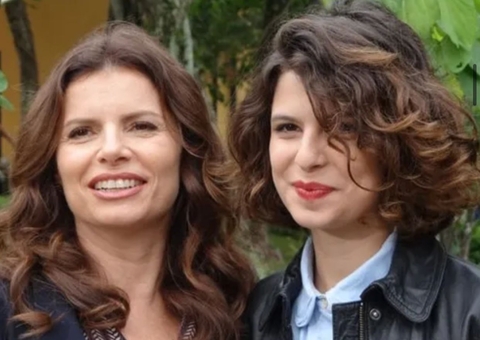 Filha de Débora Bloch se casa com cantora em cerimônia intimista 