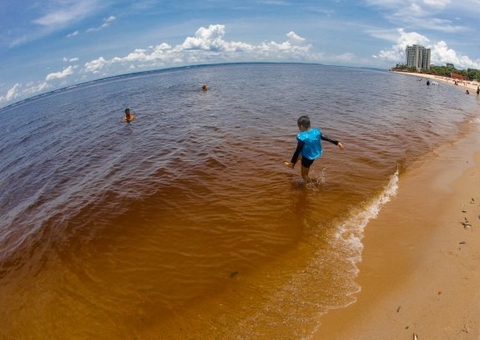 Praia da Ponta Negra estará liberada para banhistas neste feriado em Manaus