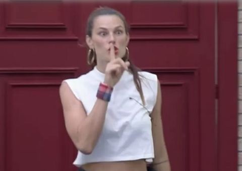 Dayane rasga jaqueta de Rico com faca após discussão com peão; veja vídeo