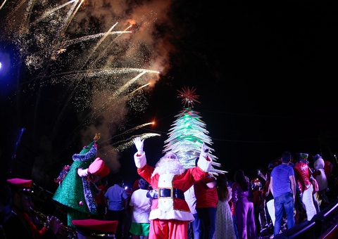 Árvore natalina de 40 metros é inaugurada na Ponta Negra, em Manaus