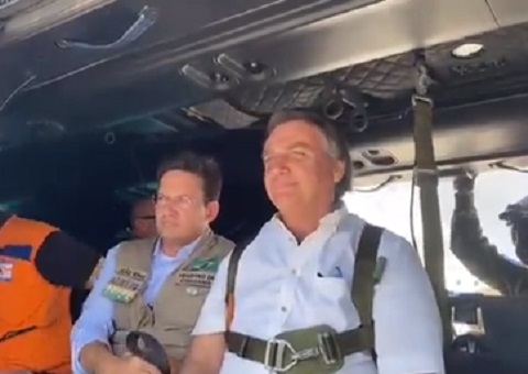Bolsonaro e ministros sobrevoam áreas atingidas pelas chuvas na Bahia