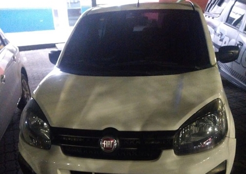 Dupla é presa passeando com carro roubado em Manaus