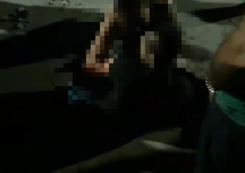 Mulher se desespera ao encontrar marido morto a tiros em bar de Manaus