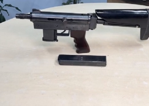 Dupla é presa com submetralhadora ao tentar despistar polícia em Manaus