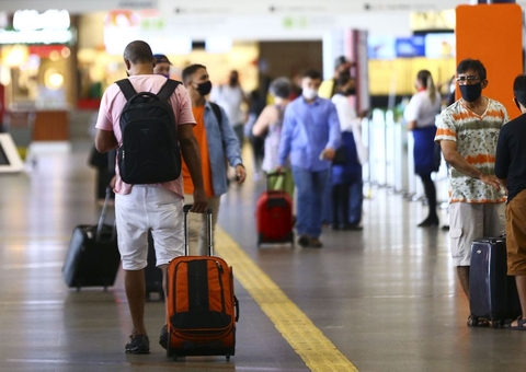 Mais de 4,5 mil voos foram cancelados no Natal devido à variante Ômicron