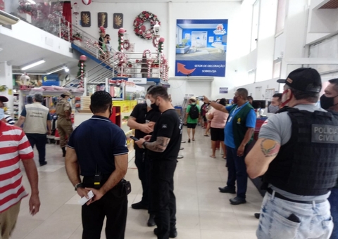 Lojas são autuadas no Centro de Manaus durante fiscalização de Natal