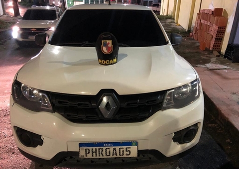 Carro roubado próximo à agência bancária é recuperado em Manaus