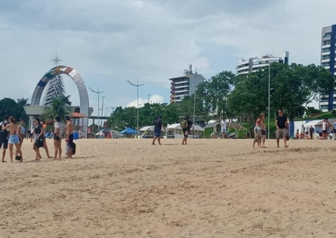 Banhistas aproveitam fim de semana do Natal na praia da Ponta Negra em Manaus