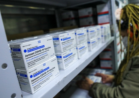 Estudo aponta que 2 doses de vacina da Janssen reduzem risco de internação pela variante Ômicron
