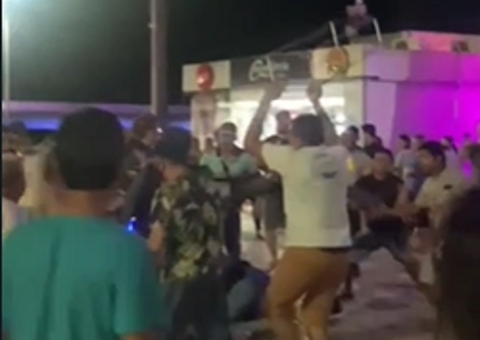 Pancadaria na Ponta Negra termina com mulher trans espancada em Manaus; veja vídeo