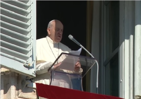 Papa Francisco revela que reza por vítimas das chuvas no Brasil