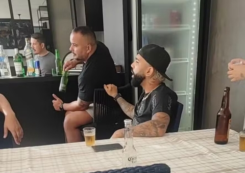 Gabigol é multado e perde camisa 10 do Fla após foto com camisa do Corinthians