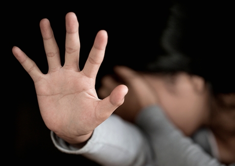 Homem esquece WhatsApp aberto e mulher descobre que ele estuprava a filha e filmava