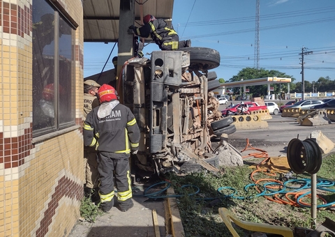 Carreta com carvão tomba e motorista fica preso às ferragens em Manaus