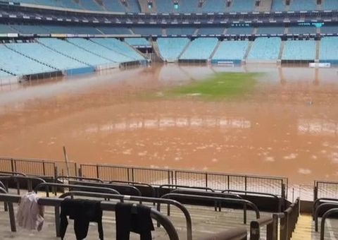 Alagamento atinge parte inferior da Arena do Grêmio e campo segue submerso