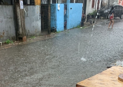 Rua vira rio durante forte temporal em Manaus: veja vídeo