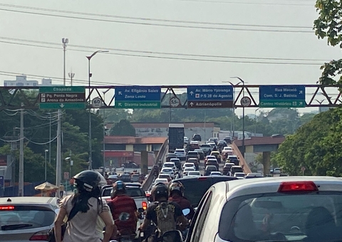 Acidente entre moto e carro para trânsito em viaduto de Manaus