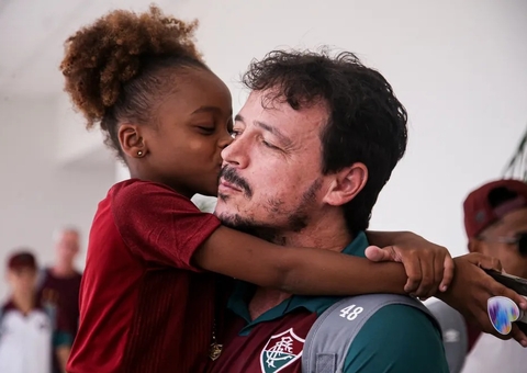 Criança que viralizou na final da Libertadores visita o CT do Fluminense