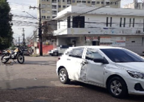 Acidente entre motocicleta e carro deixa homem ferido em Manaus 