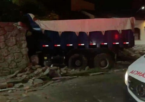 Motorista de caminhão fica preso nas ferragens em grave acidente em Manaus