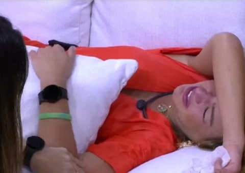 Bárbara chora e diz estar 'cancelada' após suposto caso de racismo contra Natália