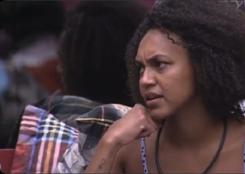 Jessi questiona se brothers a definem como 'retardada' e é repreendida por Douglas