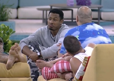 PA confronta Tiago e brother justifica voto: 'Paredão seria equilibrado'