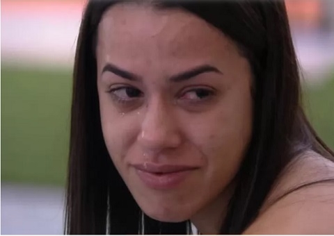 Larissa chora e pede perdão a Natália após ser emparedada no BBB22