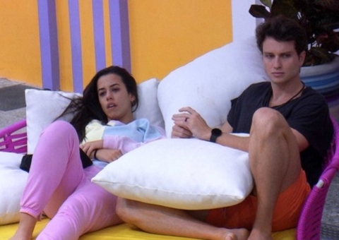 Em véspera de eliminação, Larissa chora e é consolada por Lucas