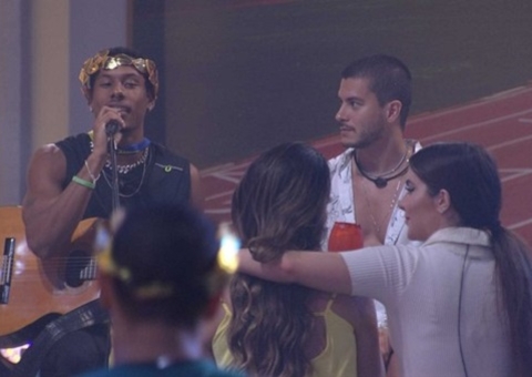 PA canta em homenagem ao pai de Laís que morreu em dezembro; vídeo