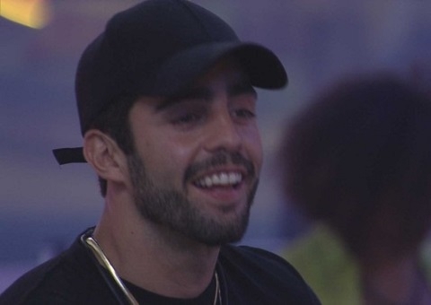 Scooby fica boquiaberto ao ver PA cantar na festa do líder; vídeo