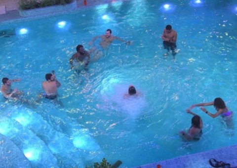 Piscina é liberada durante festa de PA e brothers provocam: 'lollipop não entra'