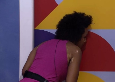 Atrás da porta, Natália escuta conversa de Arthur e PA; vídeo