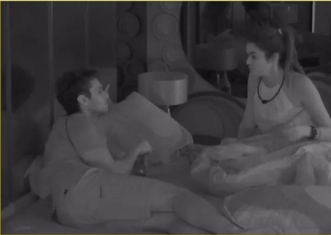 Lucas conta para Eslô que Natália pediu pulseira do VIP para Eliezer; vídeo