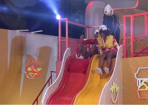 Lina e Jessi descem o tobogã de mãos dadas durante festa do BBB22