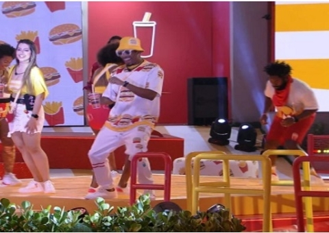 PA sensualiza para Lina e sister reage: 'tá repreendido'